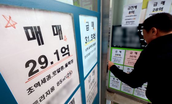 서울 집값 조정 '신호'···강남3구 아파트값 하락 전환