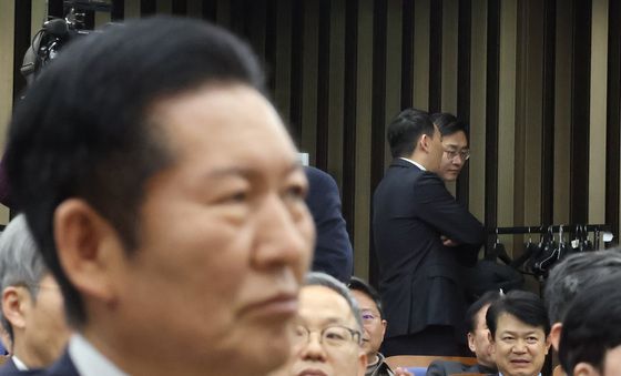 의원총회 현안 논의하는 김용민·장경태