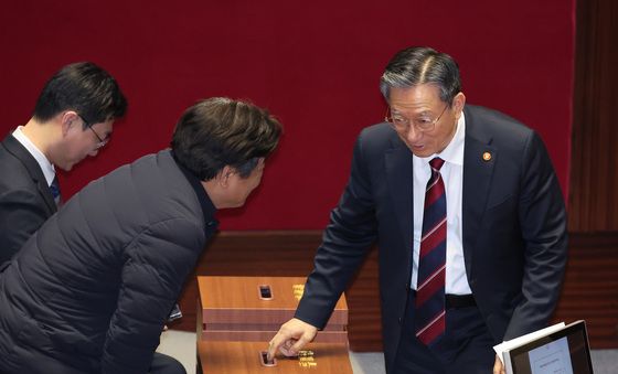 투표하는 정성호