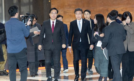 '재신임' 송언석 원내대표, 의원총회장으로