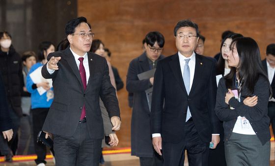 의원총회로 향하는 송언석 원내대표