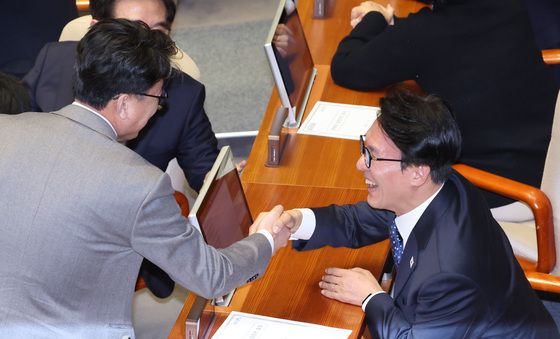 대화 나누는 김민석 총리