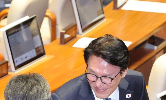 인사 나누는 김민석 총리