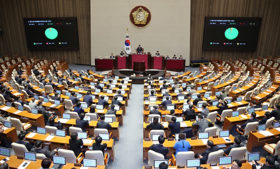 국회 본회의 넘는 '법왜곡죄법' 형법 개정안
