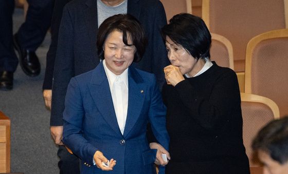 표결 위해 이동하는 추미애·최민희