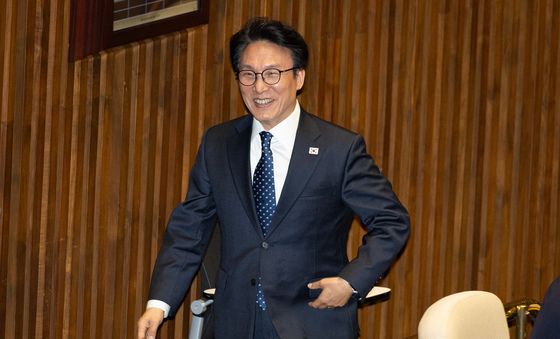 표결위해 이동하는 김민석 총리