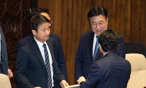 윤호중 장관과 대화나누는 한병도 원내대표