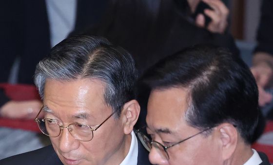 본회의장 대화하는 정성호·송언석