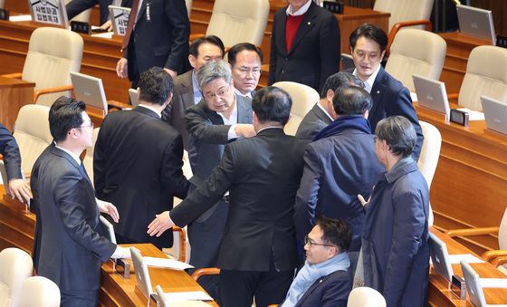 비속어 사용으로 충돌하는 여야