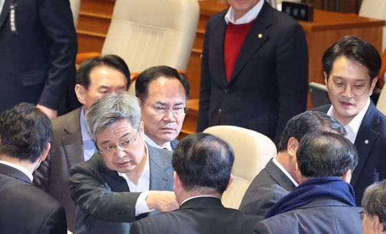 본회의장 충돌하는 여야