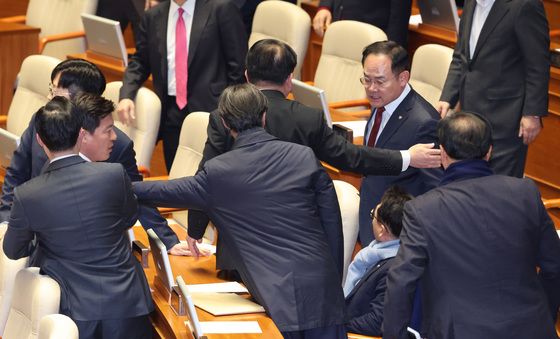 박선원 의원에게 항의하는 국민의힘