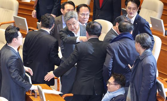 비속어 사용 두고 여야 충돌