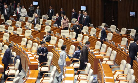 항의하는 野, 퇴장하는 與