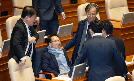 '비속어 논란' 국민의힘 항의 받는 박선원 민주당 의원