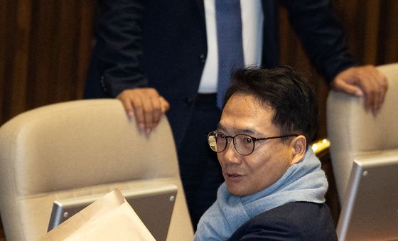 퇴장하는 박선원 민주당 의원