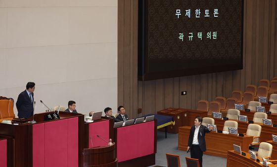 국회의장에게 항의하는 신동욱