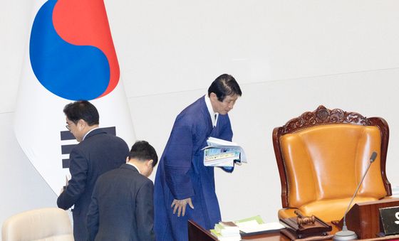 7박 8일 필리버스터, 우원식 국회의장과 교대하는 이학영 국회부의장