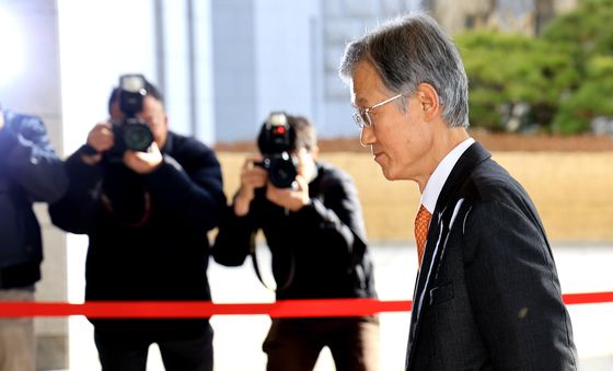 대법원으로 향하는 조희대 대법원장