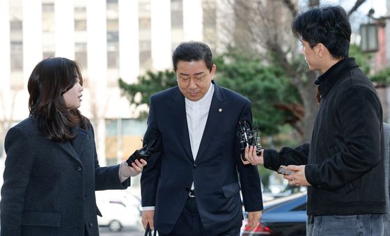 이틀 연속 경찰 조사 출석하는 김병기 의원