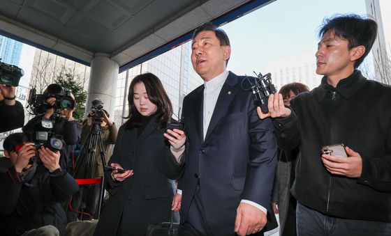 이틀 연속 경찰 출석하는 김병기 의원