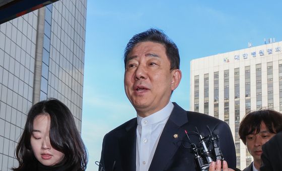 '전날 14시간 30분 조사' 김병기 의원, 경찰 재소환