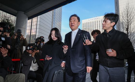 '전날 14시간 30분 조사' 김병기 의원, 경찰 재소환