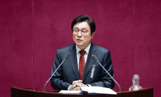 헌법재판소법 개정안 필리버스터 이어가는 박형수 의원