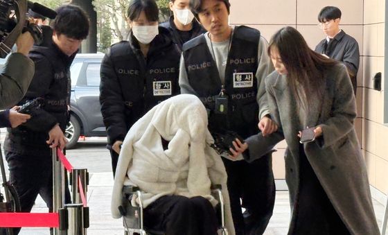 '반포대교 추락' 포르쉐 30대 여성 운전자, 영장심사 출석