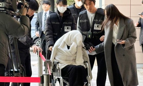 '약 취해 반포대교 추락' 포르쉐 30대女 영장심사 출석