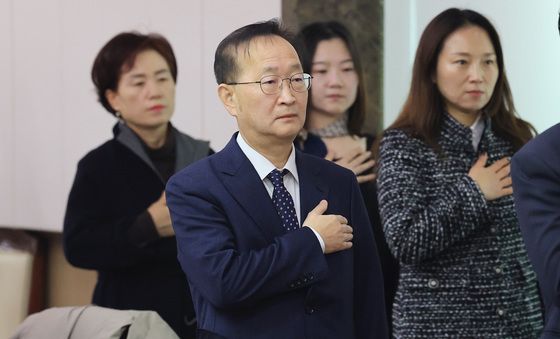 국민의례하는 김남중 통일부 차관