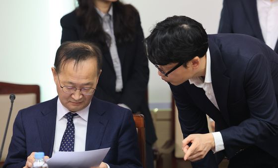 대화 나누는 김남중 통일부 차관