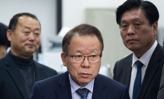 입장하는 김이수 민주당 중앙당 공천관리위원장