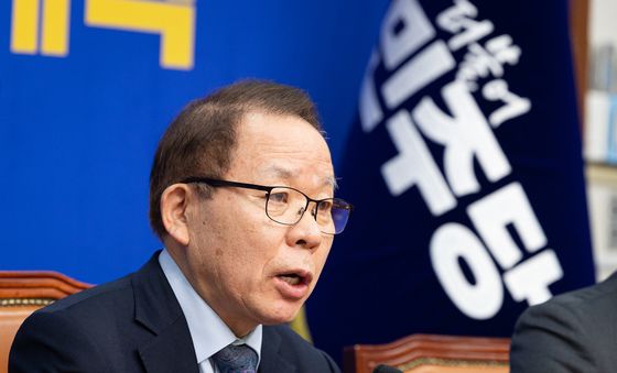 1차 공천 심사 결과 밝히는 김이수 민주당 공관위원장