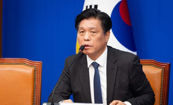 취재진 질문 답하는 조승래