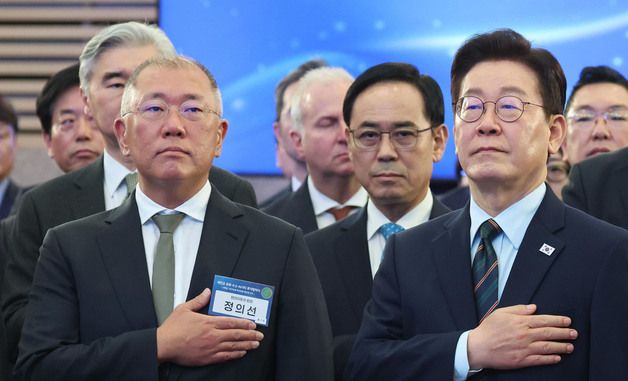 국민의례하는 이재명 대통령과 정의선 회장