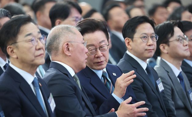 대화나누는 이재명 대통령과 정의선 회장