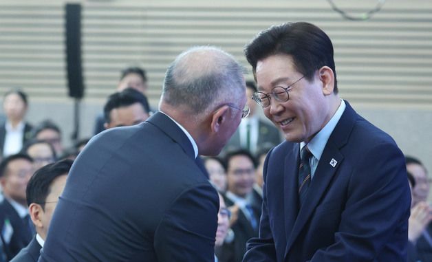 정의선 회장과 악수나누는 이재명 대통령