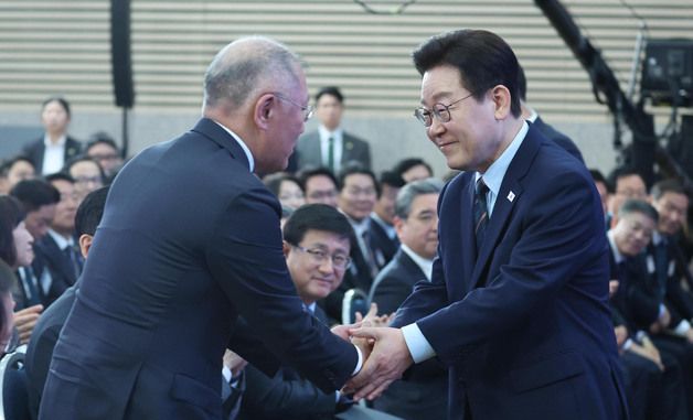 정의선 현대차 회장과 악수하는 이재명 대통령