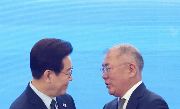 이재명 대통령, 정의선 현대차 회장과 악수