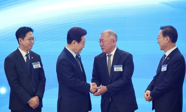 이재명 대통령, 정의선 회장과 악수