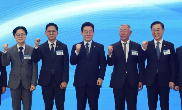 새만금 로봇·수소·AI 시티 투자협약식, 기념촬영하는 이재명 대통령