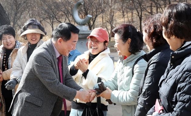 주민들과 악수 나누는 서철모 구청장