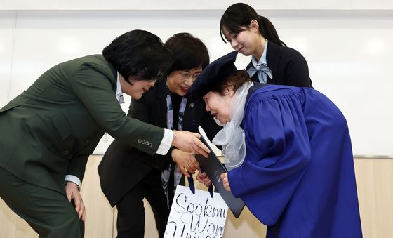 학위증 받는 '1941년생' 김정자 할머니