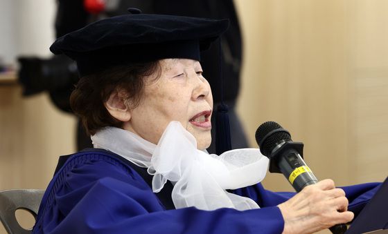 숙명여대 미래교육원 학위수여식 졸업생 답사하는 김정자 할머니