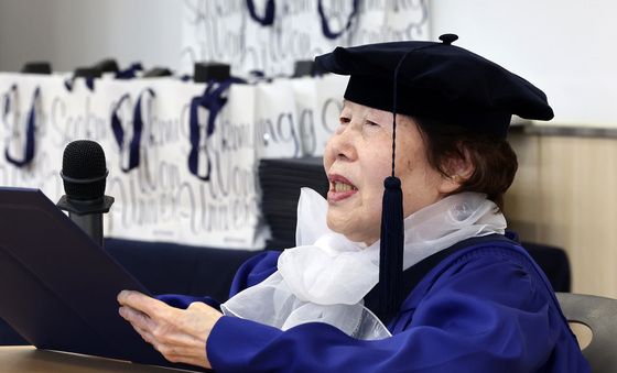 졸업생 답사하는 '최고령 수험생' 김정자 할머니