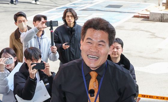 경찰 조사 출석하는 전한길