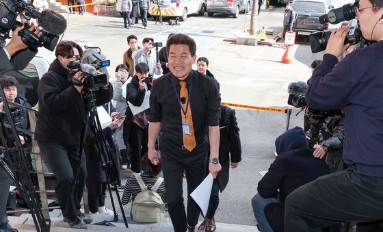 경찰 조사 향하는 전한길