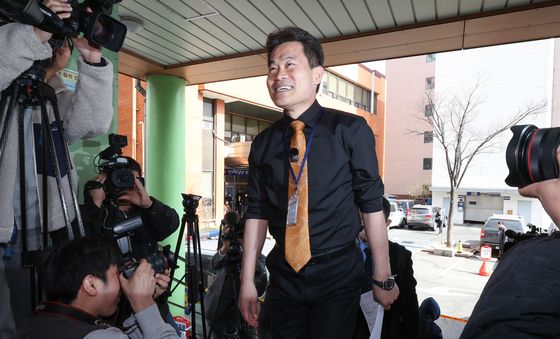 '끝장 토론' 앞둔 전한길, 경찰 출석