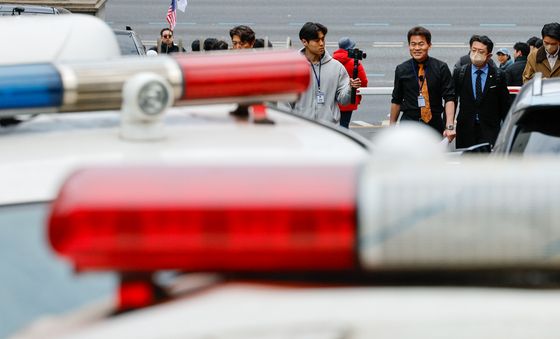 '부정선거 주장' 전한길, 이준석 대표와 토론 전 경찰 조사