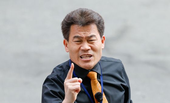 경찰 조사 전 입장 밝히는 전한길